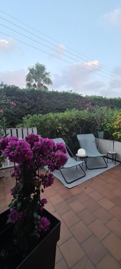 Le Tamaya Plage Charmant T2 En Rez De Jardin A 2 Pas D Une Belle Plage De Toutes Commodites Et Centre Ville Port 카발레르쉬르메르 외부 사진